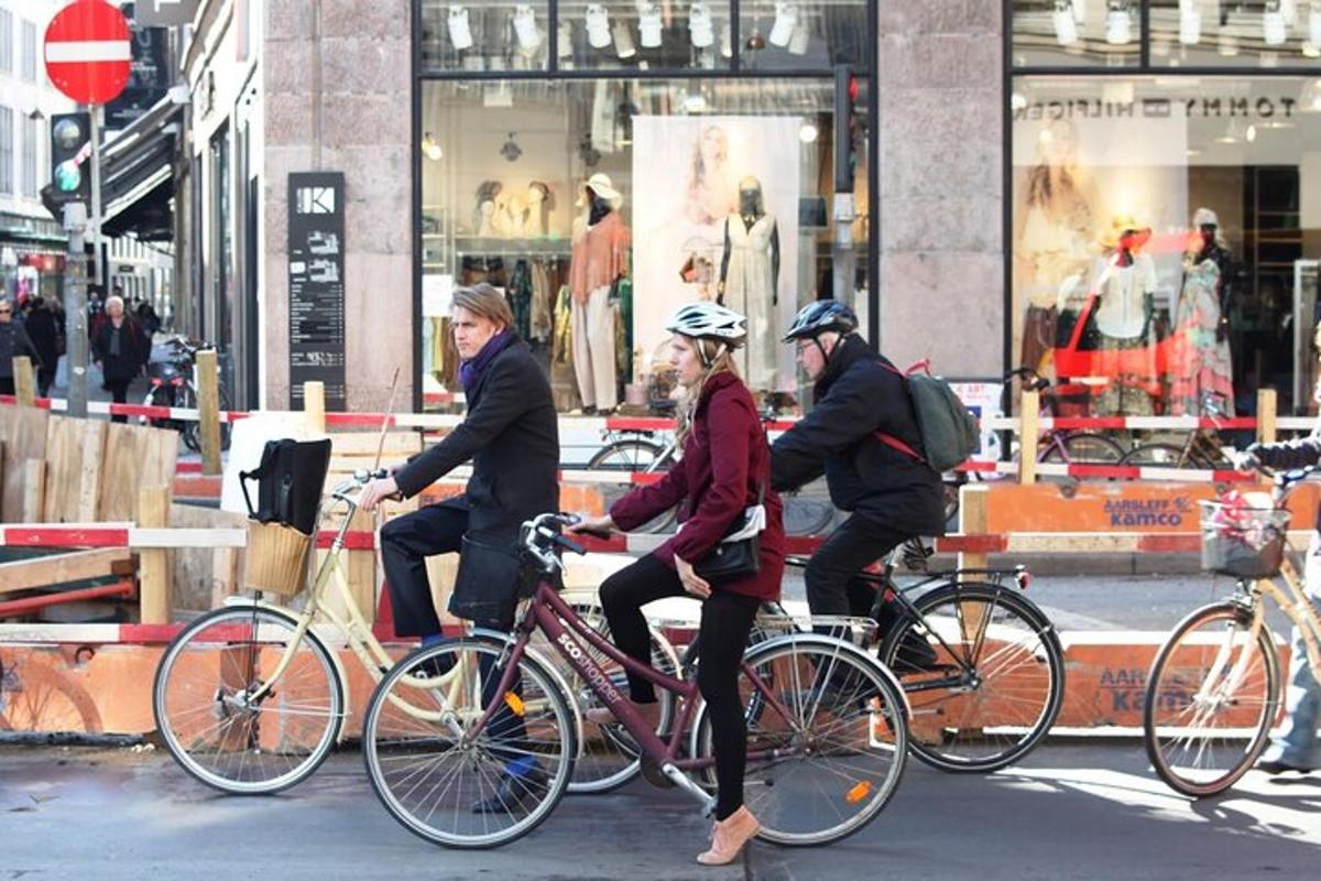 en grupp människor som cyklar nerför en gata