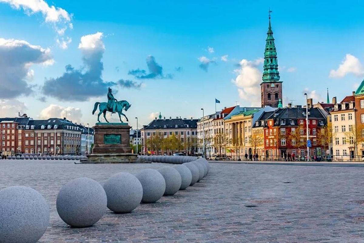 miasto z posągiem mężczyzny na koniu