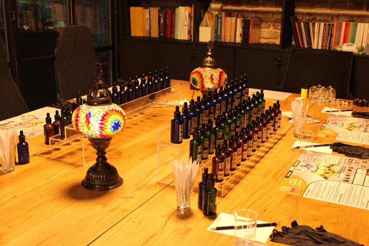 Una mesa con un montón de botellas de vino encima.