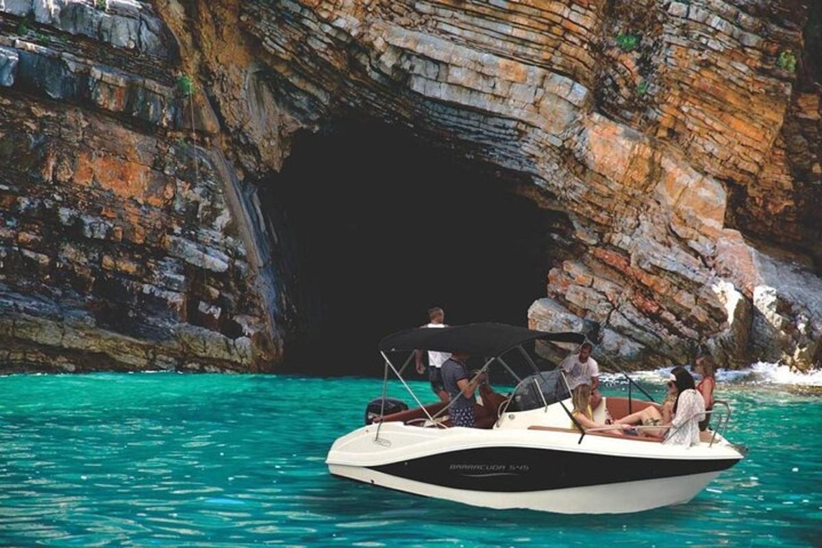 un gruppo di persone su una barca in acqua