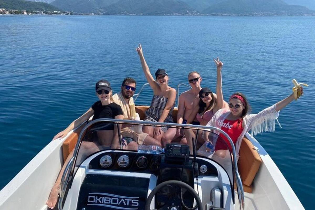 un gruppo di persone sedute su una barca in acqua