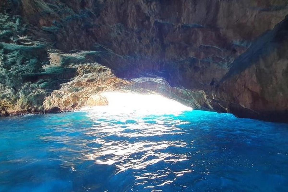μια μεγάλη σπηλιά με γαλάζια νερά μέσα