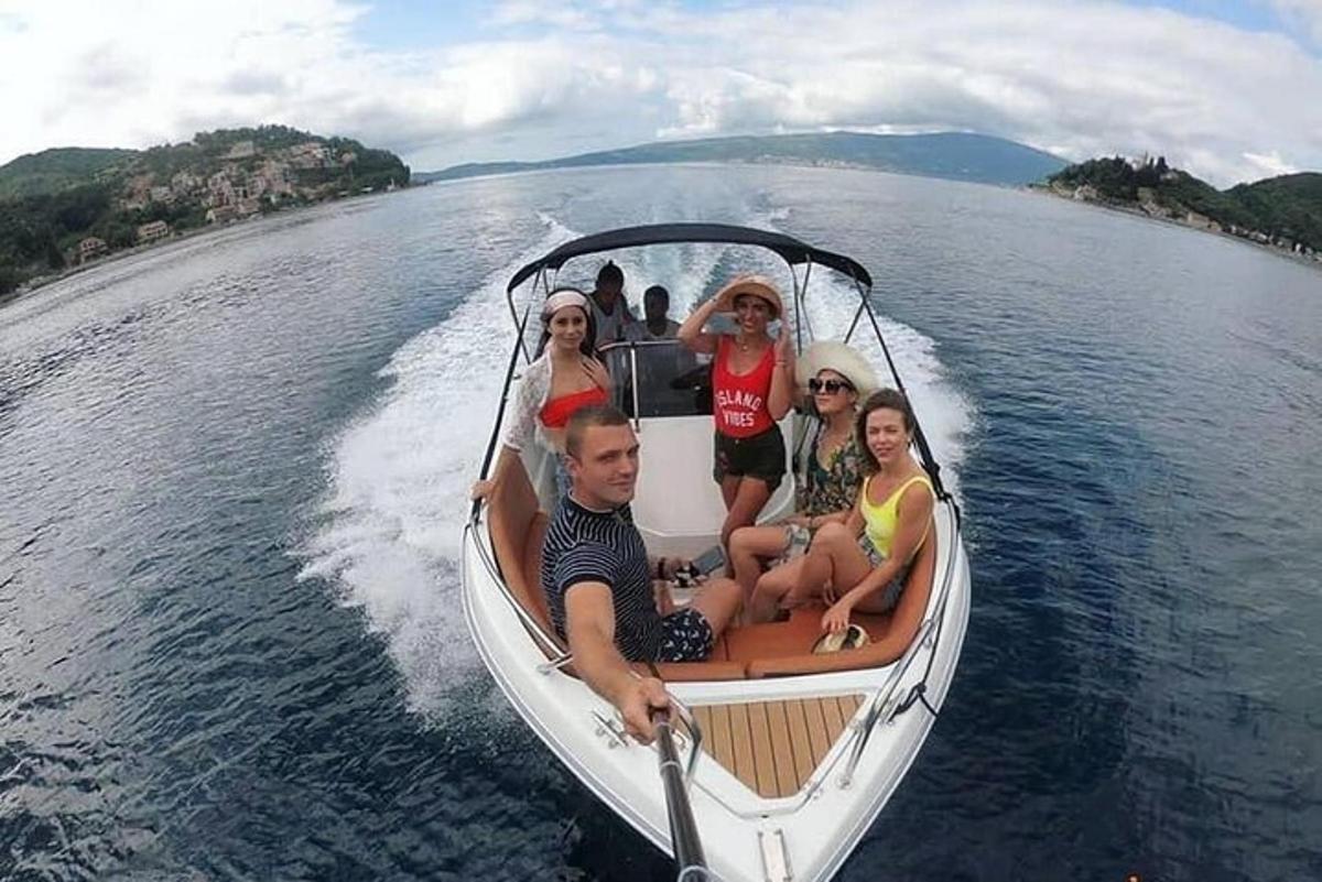 một nhóm người đang ngồi trên thuyền trên mặt nước