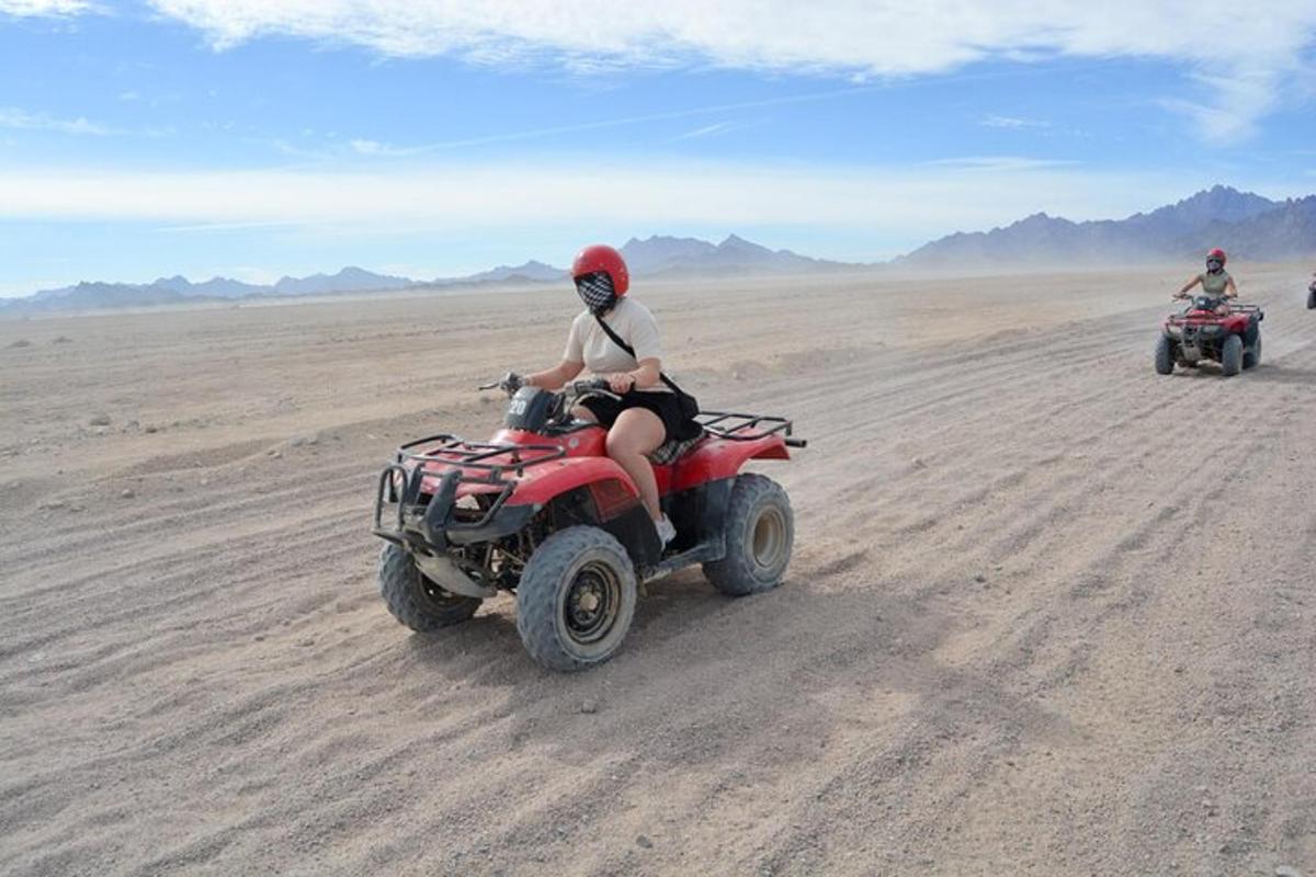 due persone che guidano quad nel deserto