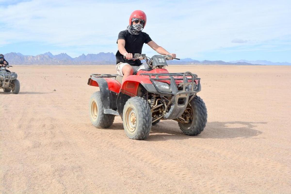 Un hombre que viajaba en un vehículo de cuatro ruedas en el desierto