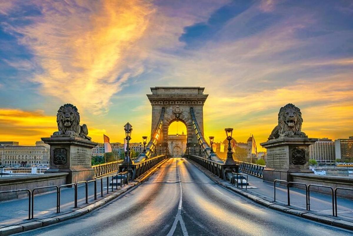 en udsigt over Eiffelbroen i Paris ved solnedgang
