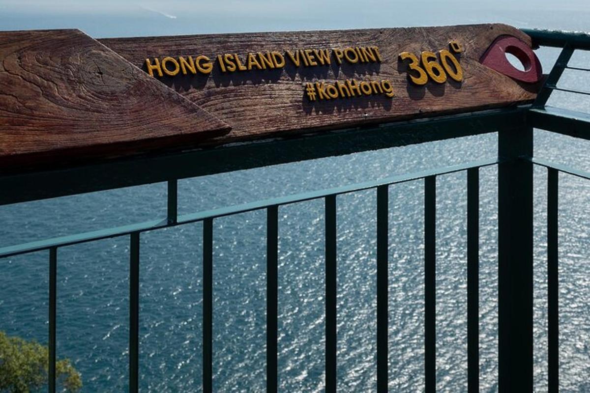a sign that reads hong stand on a fence