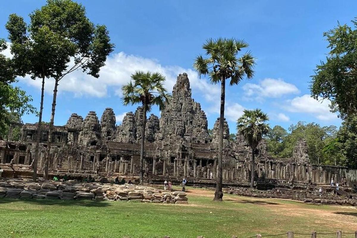 một ngôi đền có cây cọ ở phía trước