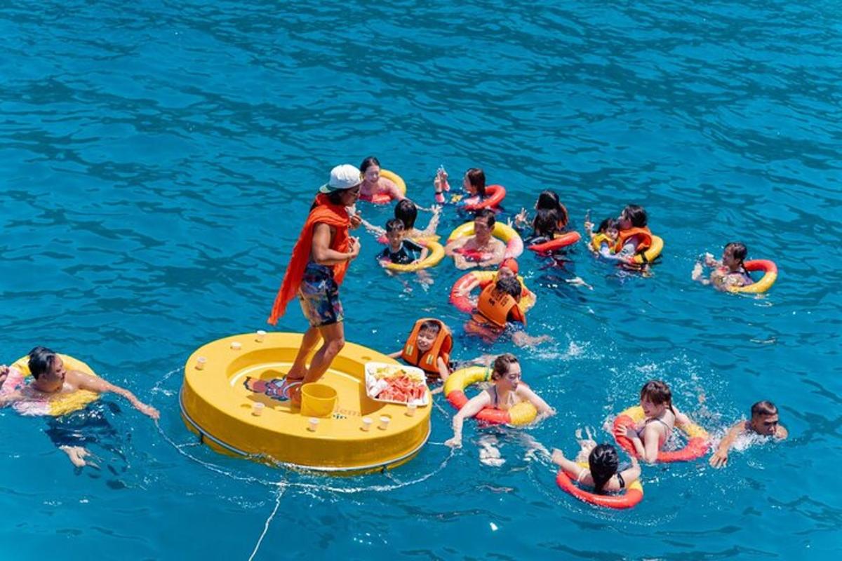 un gruppo di persone in acqua su una zattera