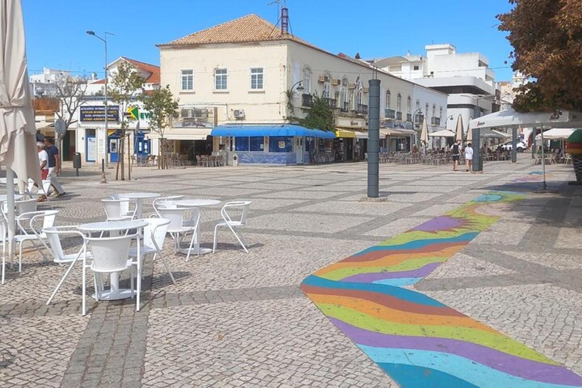 egy utca, amelynek földjére szivárványt festettek
