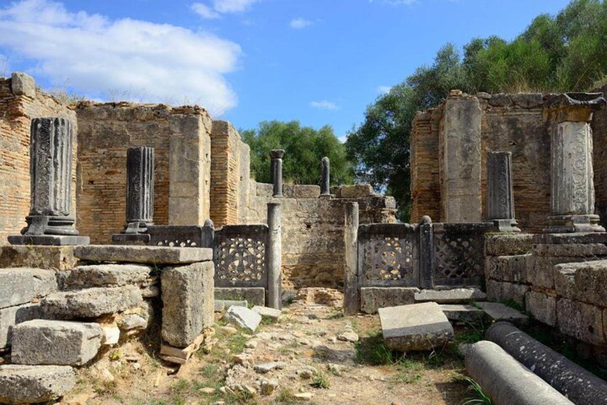un ancien bâtiment avec des ruines dans un champ