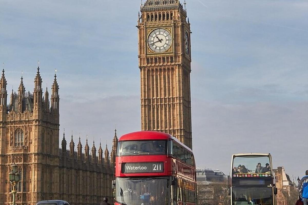 Rauður tvíhæðarrúta fyrir framan klukkuturninn á Big Ben