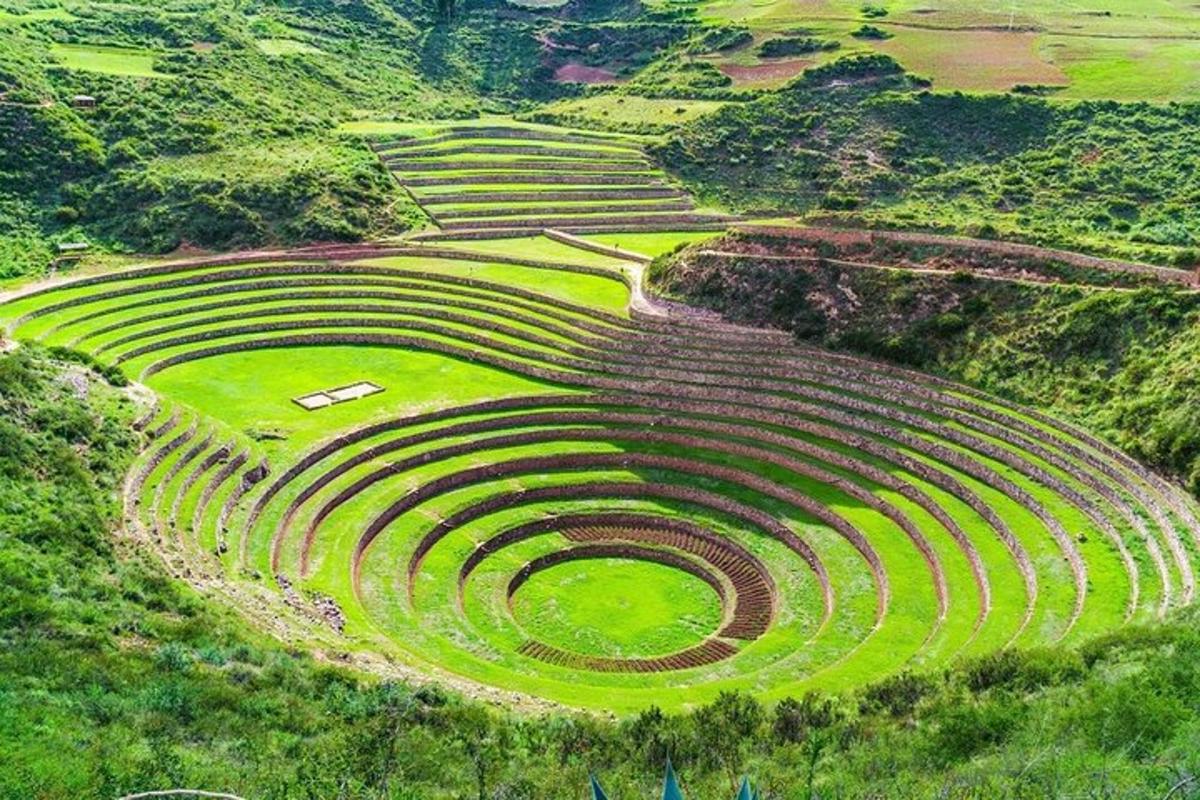 sebuah amfiteater di padang di atas bukit