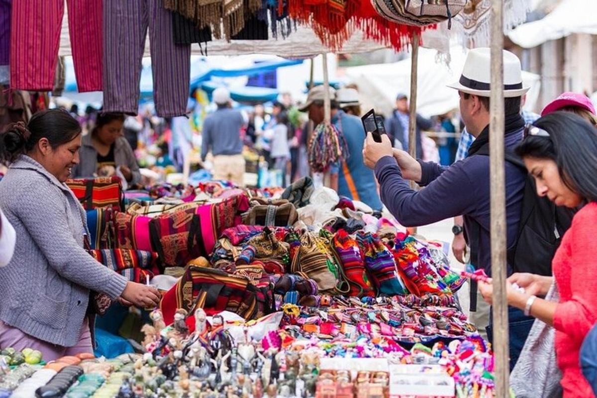 seorang wanita mengambil gambar pasar dengan penjual