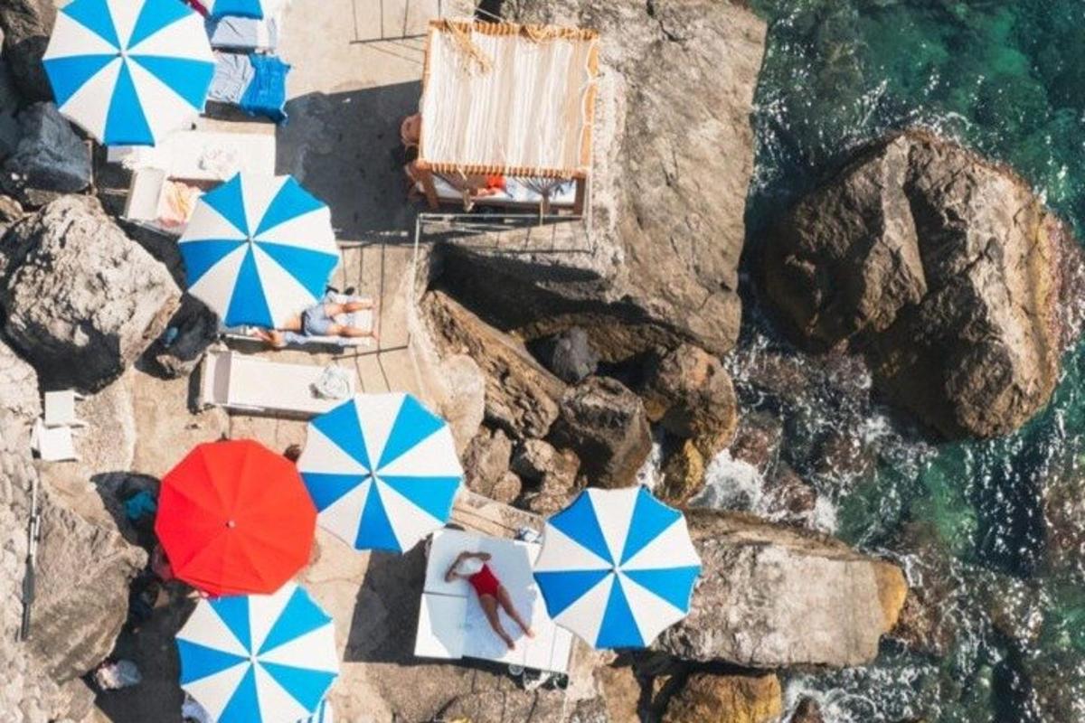 vista aèria d'una platja amb para-sols