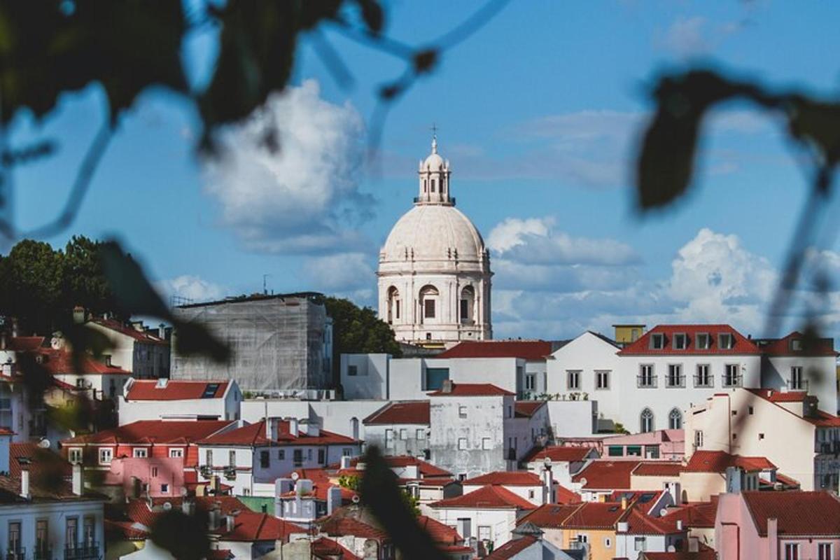 una vista di una città con un edificio sullo sfondo
