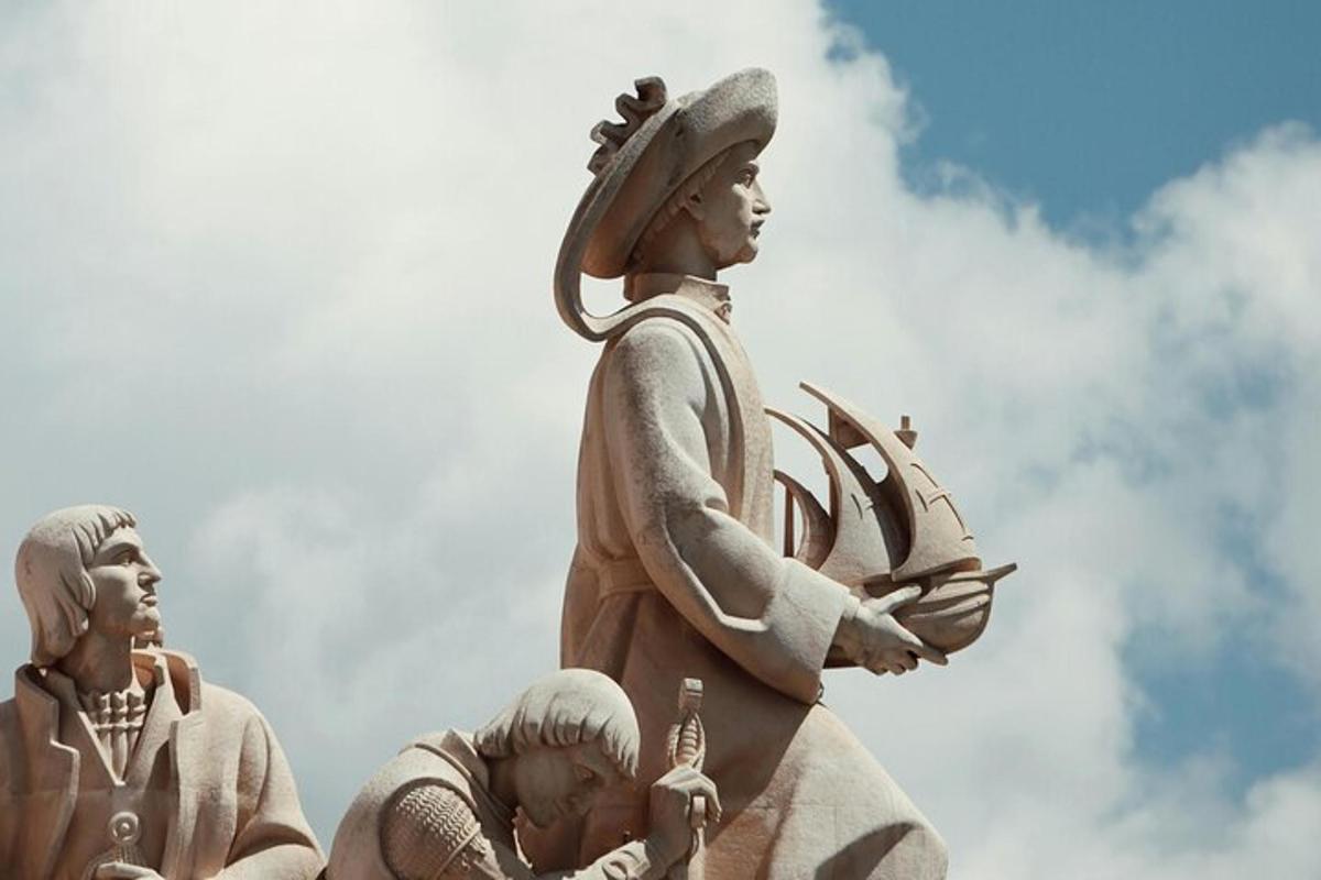 una statua di tre persone in piedi una accanto all'altra