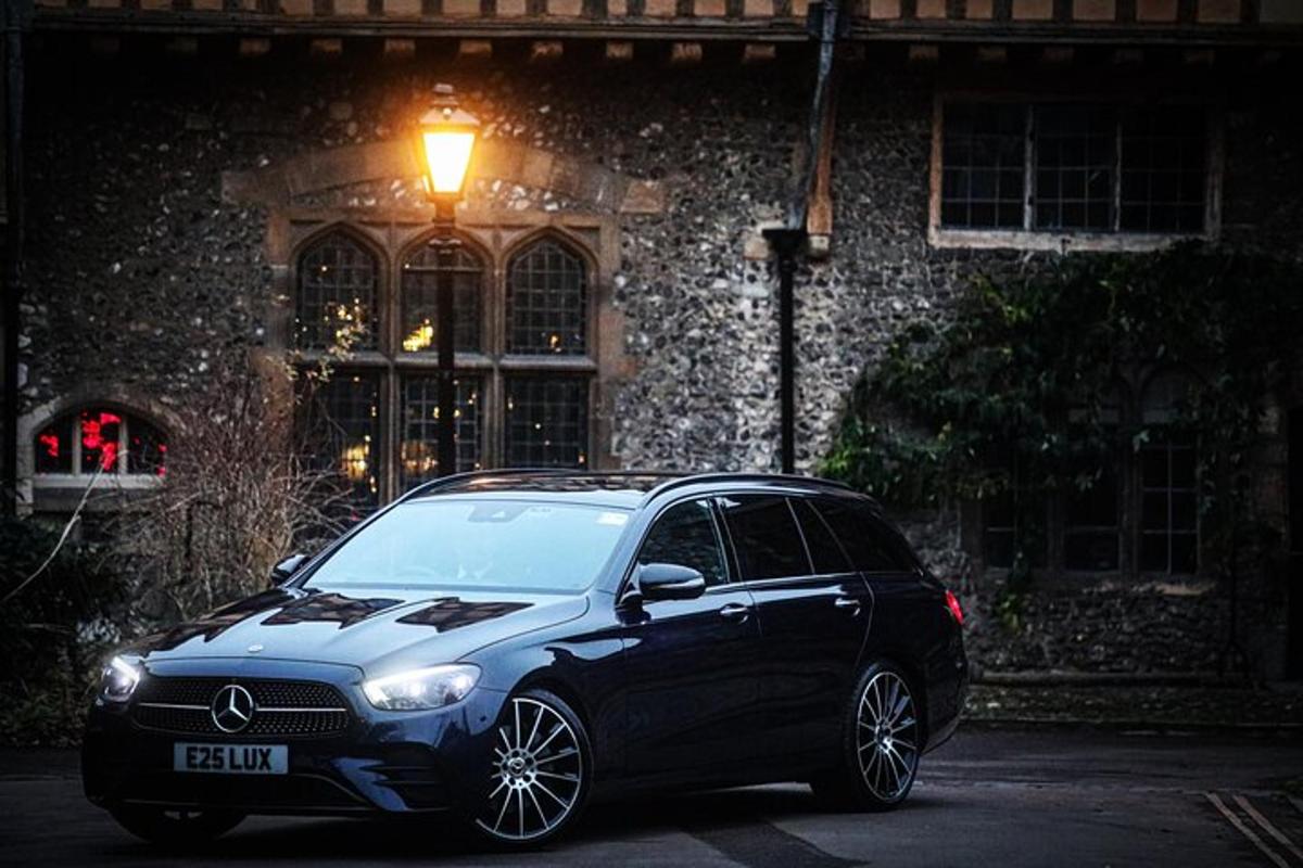 一辆黑色汽车停在一栋建筑物前