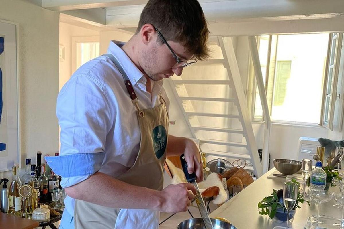 un uomo in piedi in una cucina che prepara il cibo
