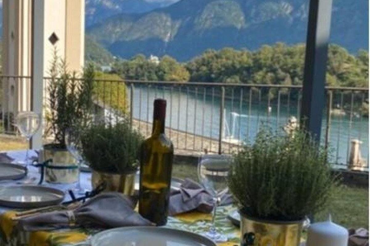 un tavolo con una bottiglia di vino e dei bicchieri