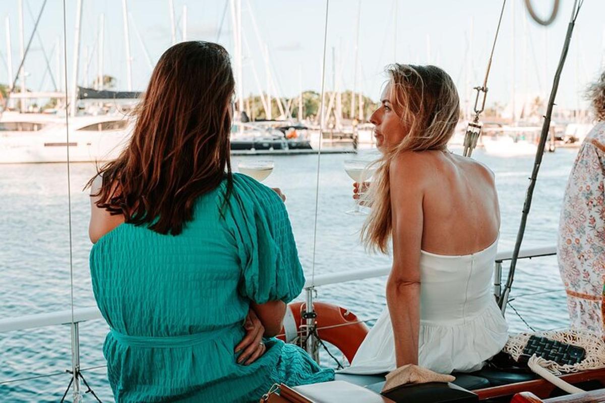tvær konur sitjandi á báti í vatninu