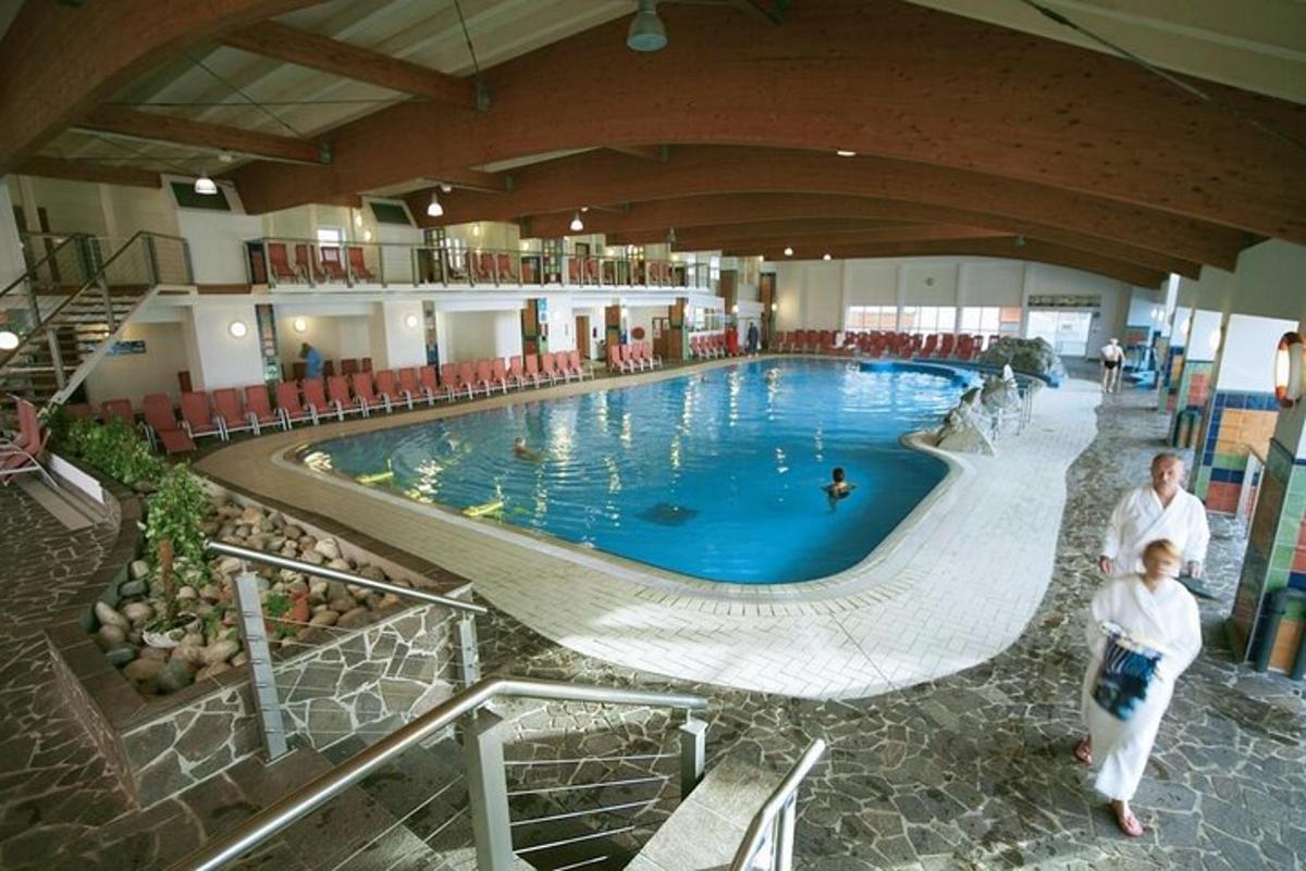 une grande piscine dans un grand bâtiment