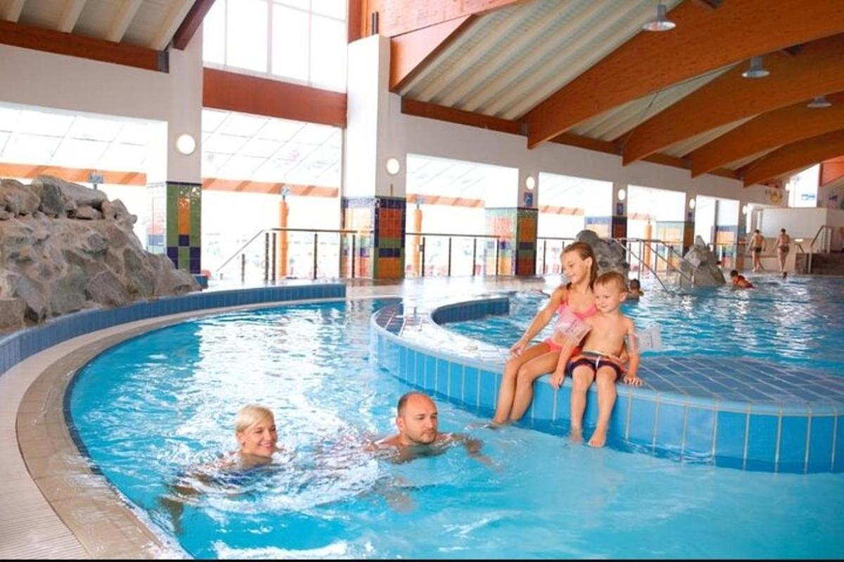 un gruppo di persone in una piscina