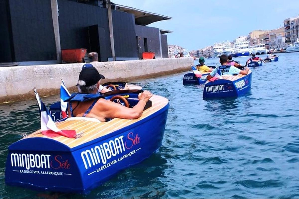 Un grupo de personas en barcos flotando en el agua.