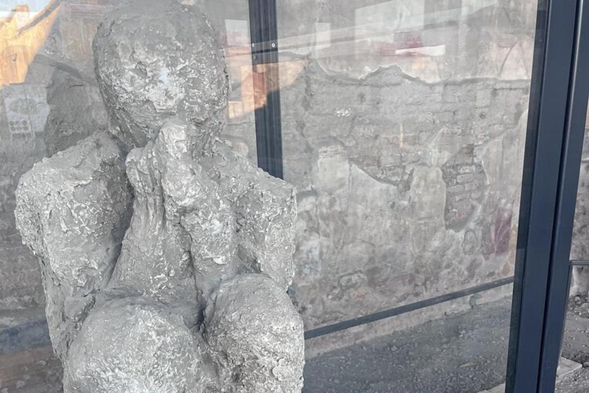 patung orang yang duduk di tingkap