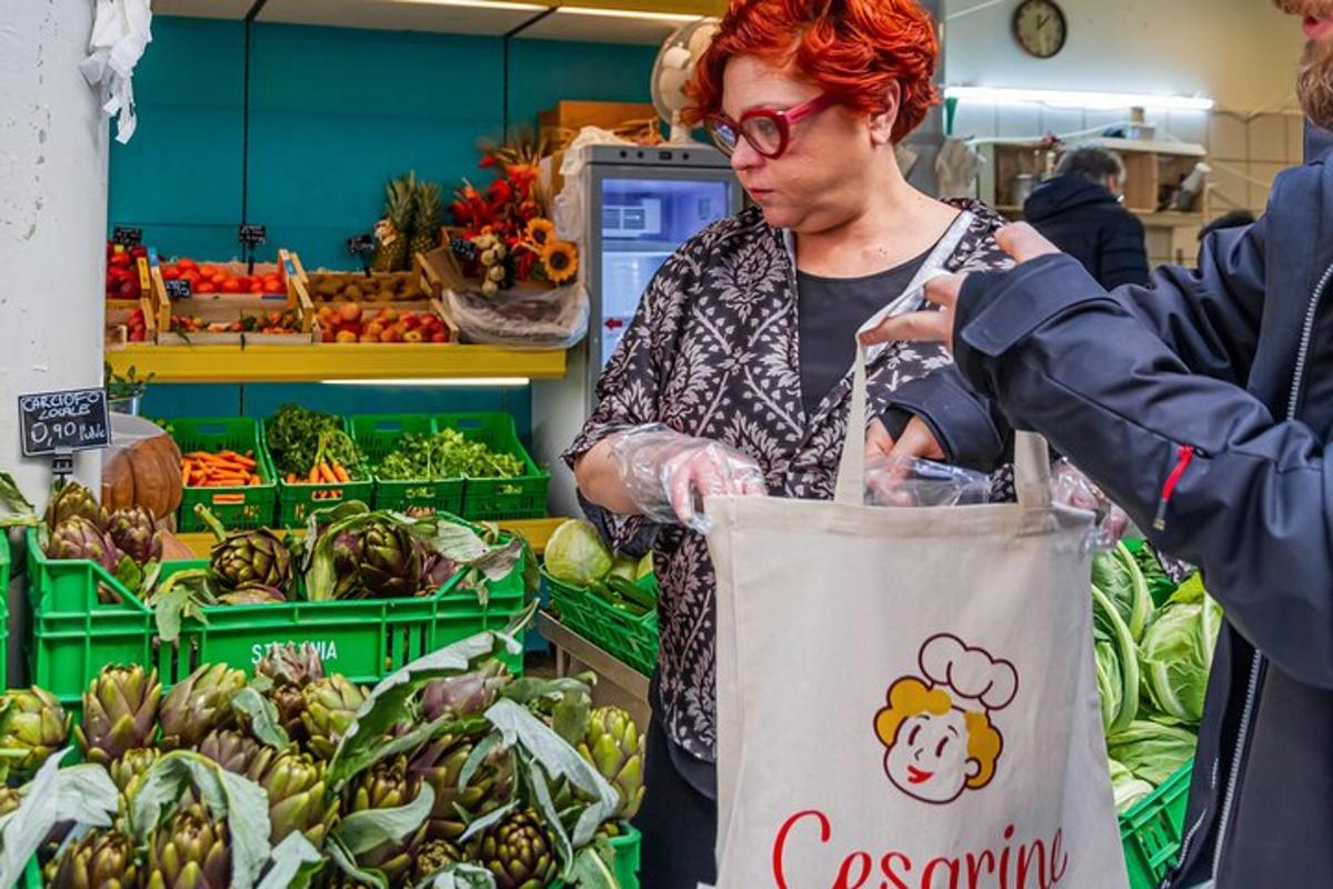 женщина держит сумку с покупками в продуктовом магазине