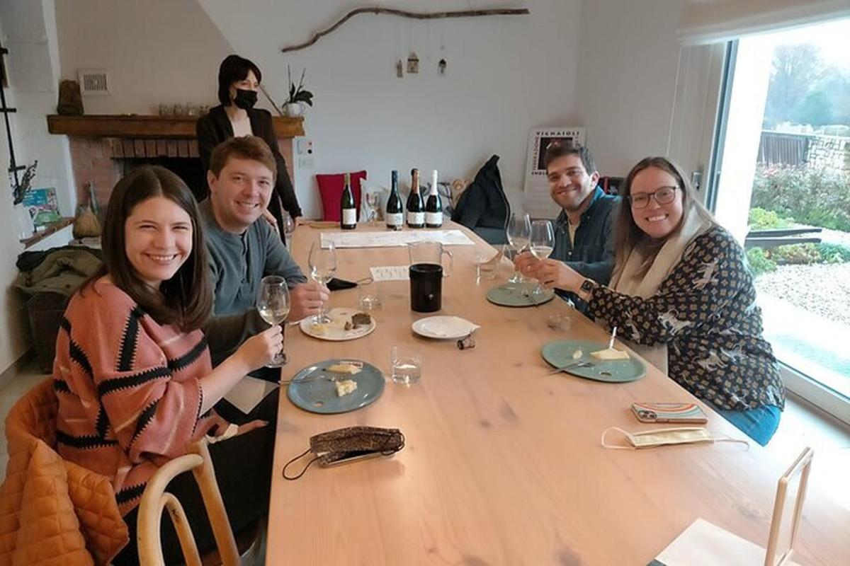 hópur fólks situr við borð með vínglösum