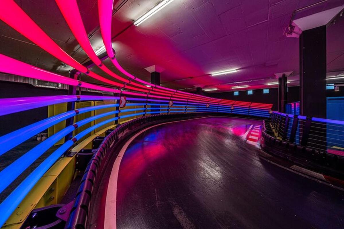 bowlingová dráha s růžovými a fialovými světly na drahách