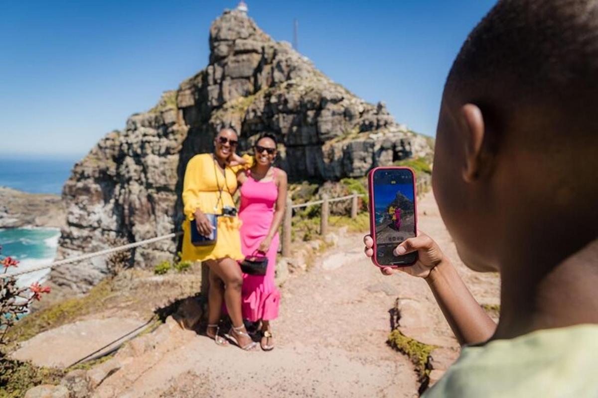Un niño tomando una foto de dos personas con un teléfono celular.