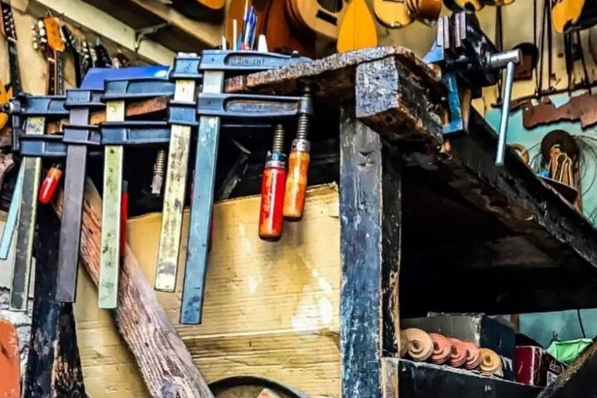 kotak alatan kayu dengan beberapa alatan di dalamnya
