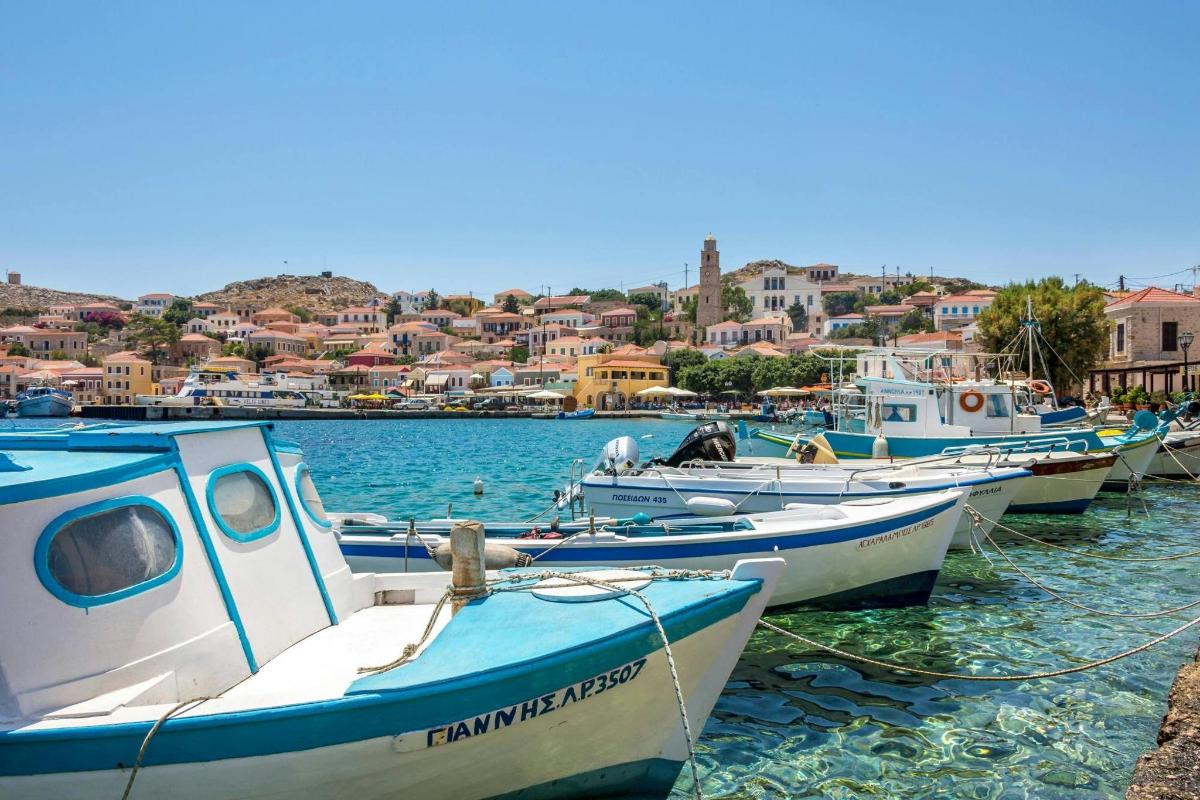 um grupo de barcos está atracado na água