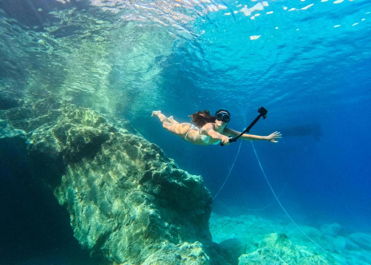 una donna in acqua con una corda