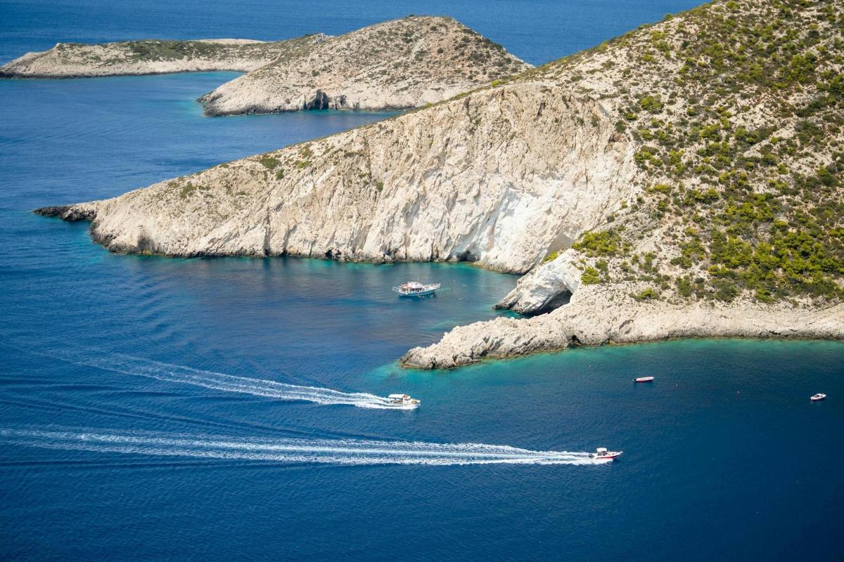 due barche in acqua accanto a un'isola