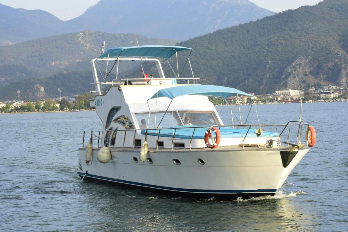 un vaixell blanc a l'aigua amb muntanyes al fons