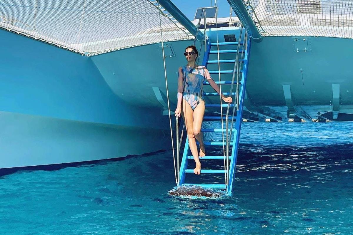 een vrouw die op een ladder aan de zijkant van een boot staat