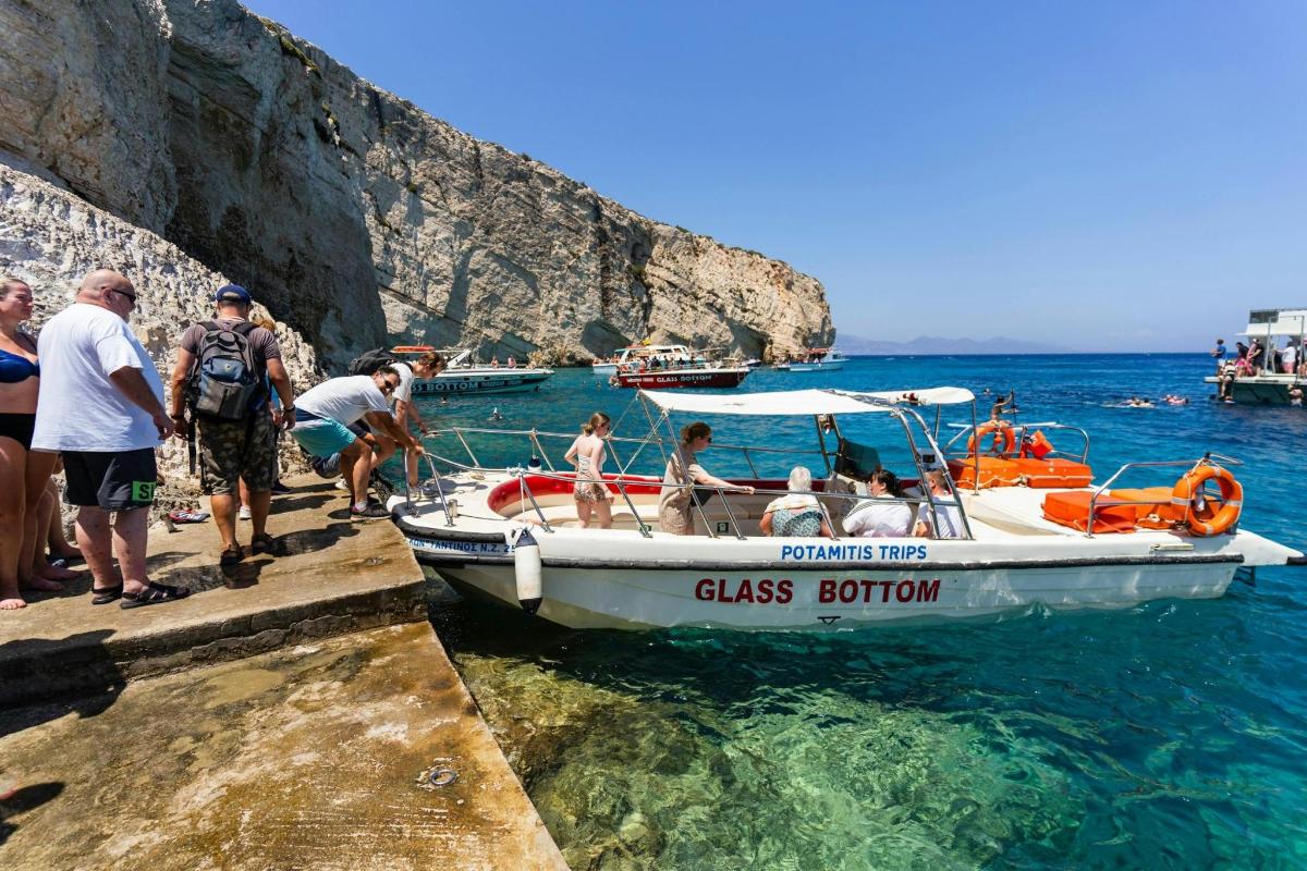 μια ομάδα ανθρώπων σε μια βάρκα στο νερό