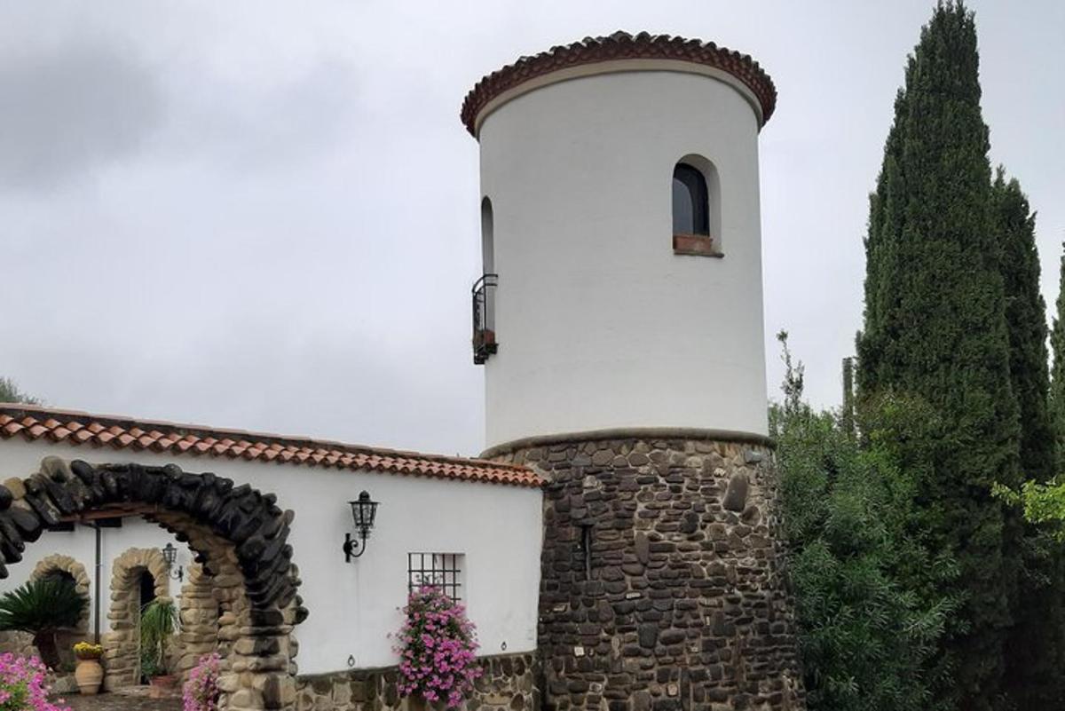un edificio con una torre encima de un muro de piedra