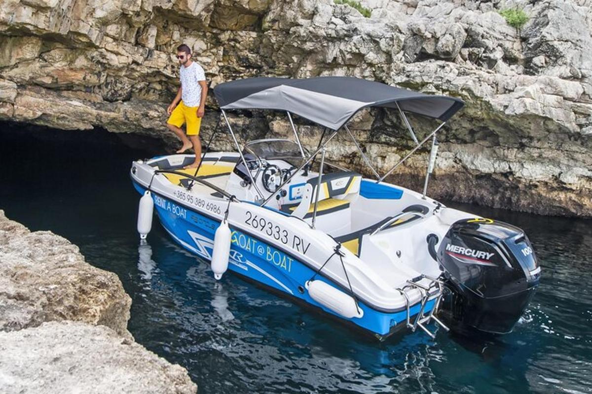 um homem em pé em um barco na água
