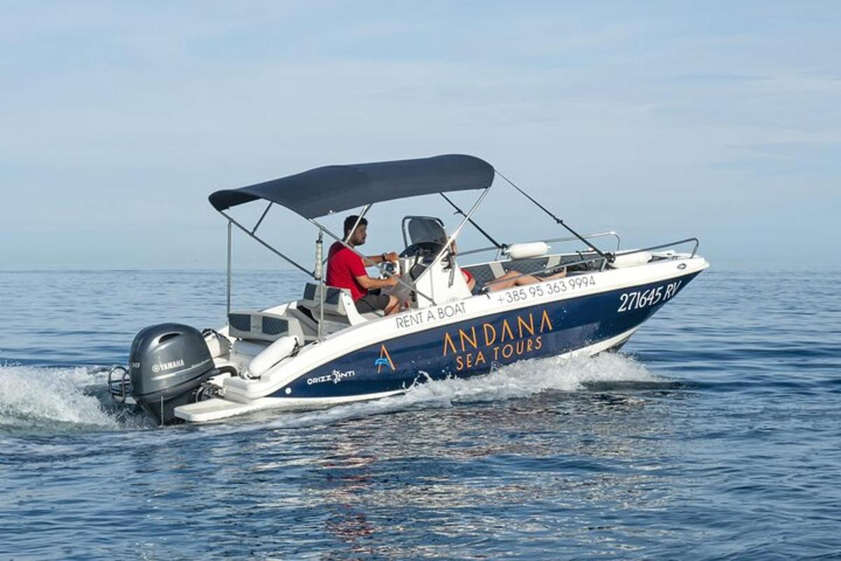 duas pessoas em um barco azul e branco na água