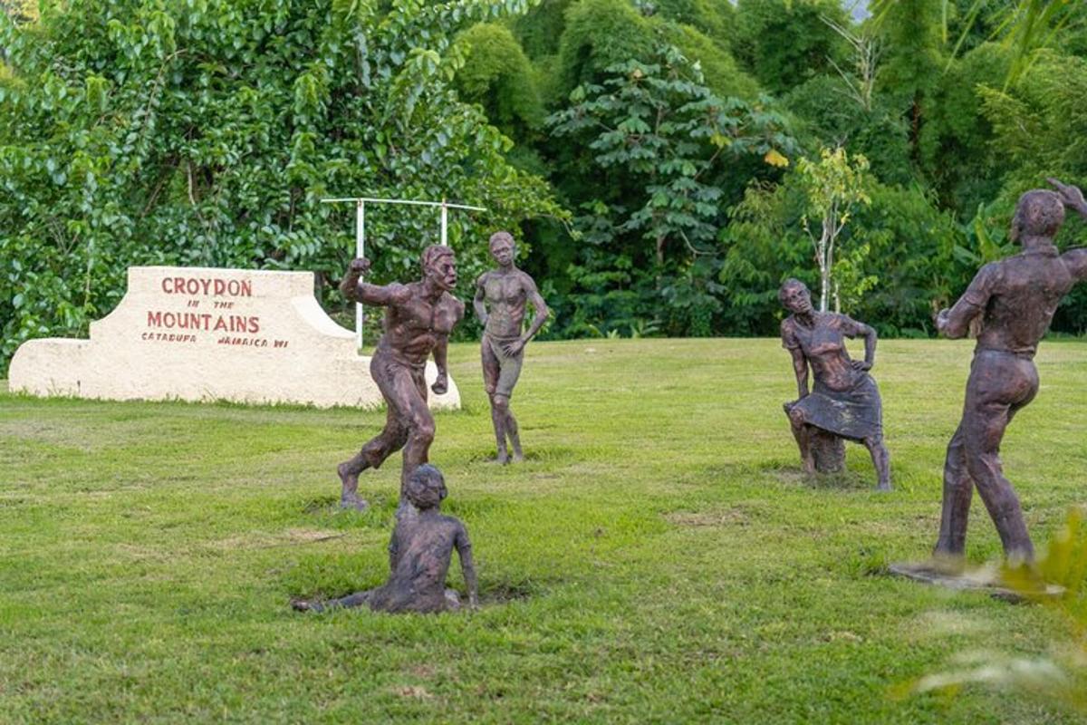 Una estatua de hombres jugando al frisbee