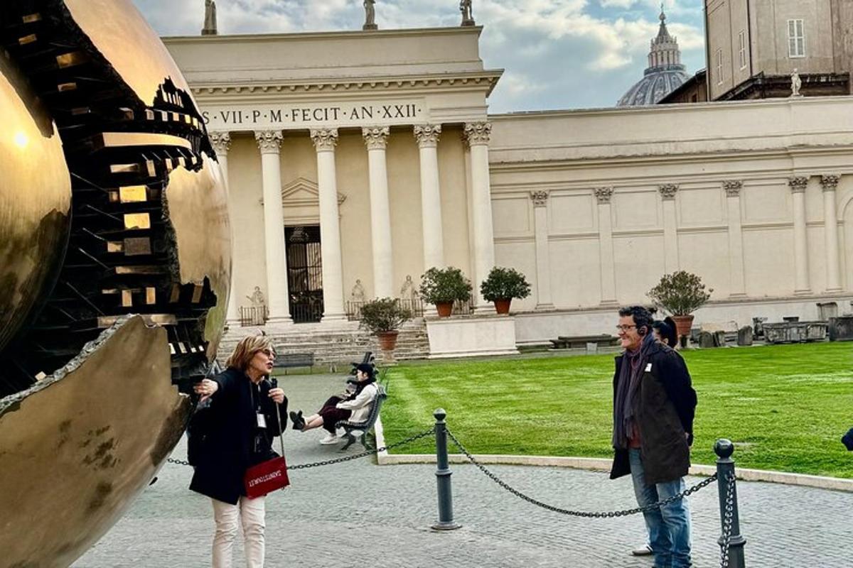 um homem e uma mulher em frente a um museu