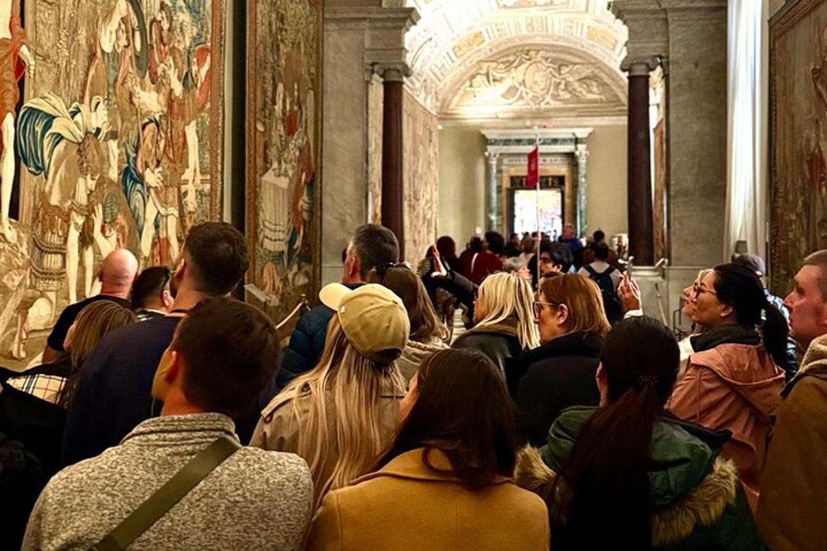 uma multidão de pessoas sentadas em um museu olhando para arte