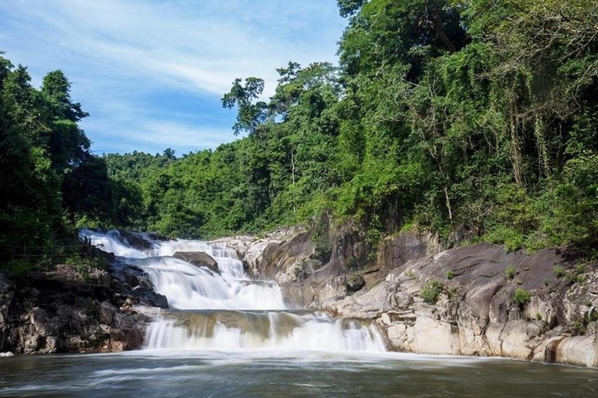 una cascata in mezzo a un fiume