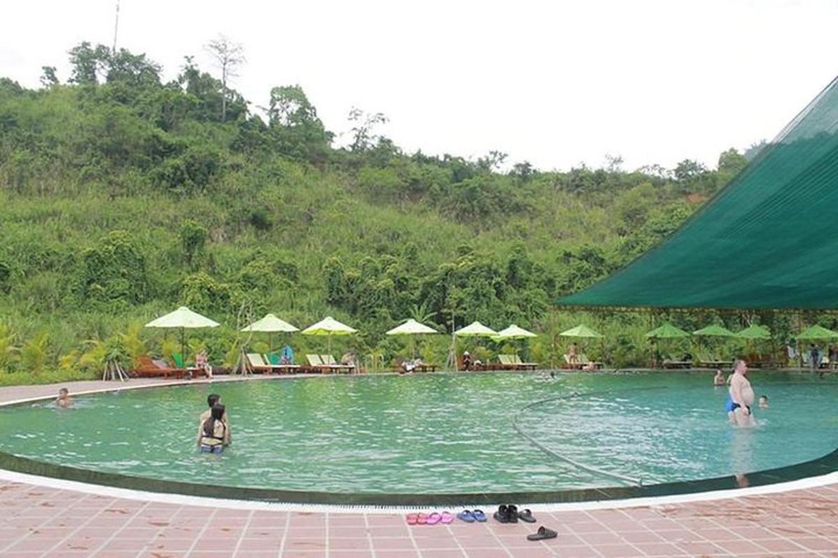 una grande piscina con persone in acqua