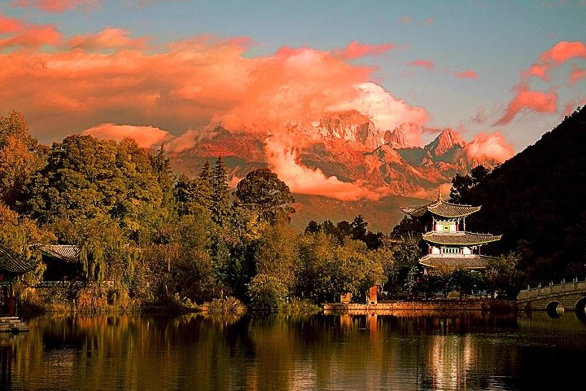 un edificio in mezzo a un lago con una montagna