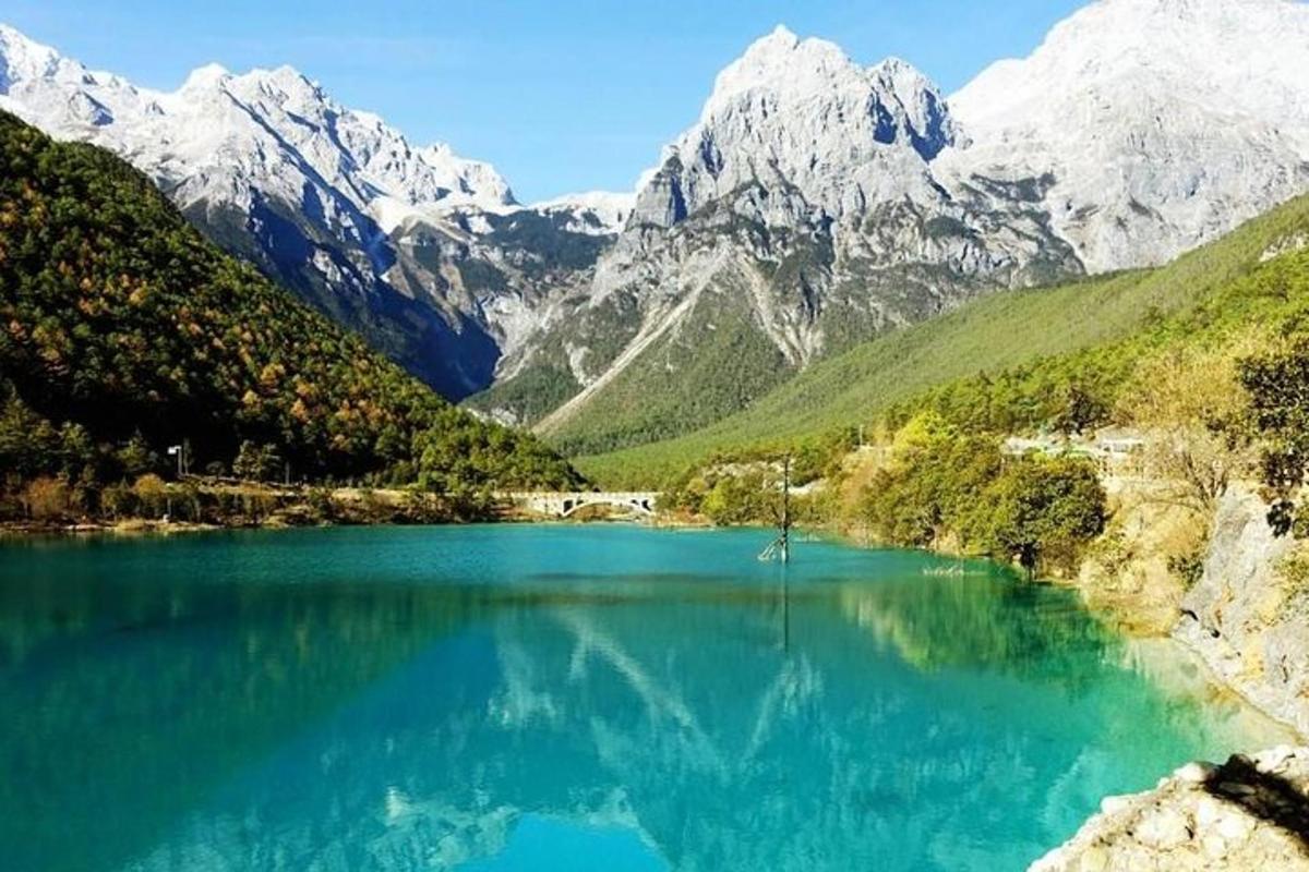 un lago blu con montagne innevate sullo sfondo